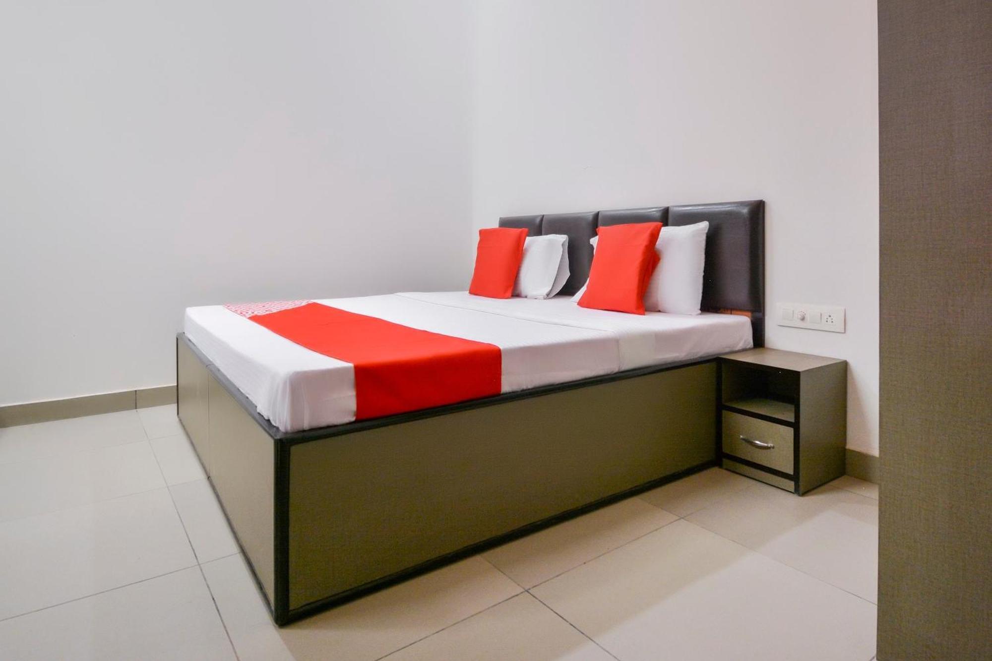 Hotel O White Solitaire Ludhiana Esterno foto