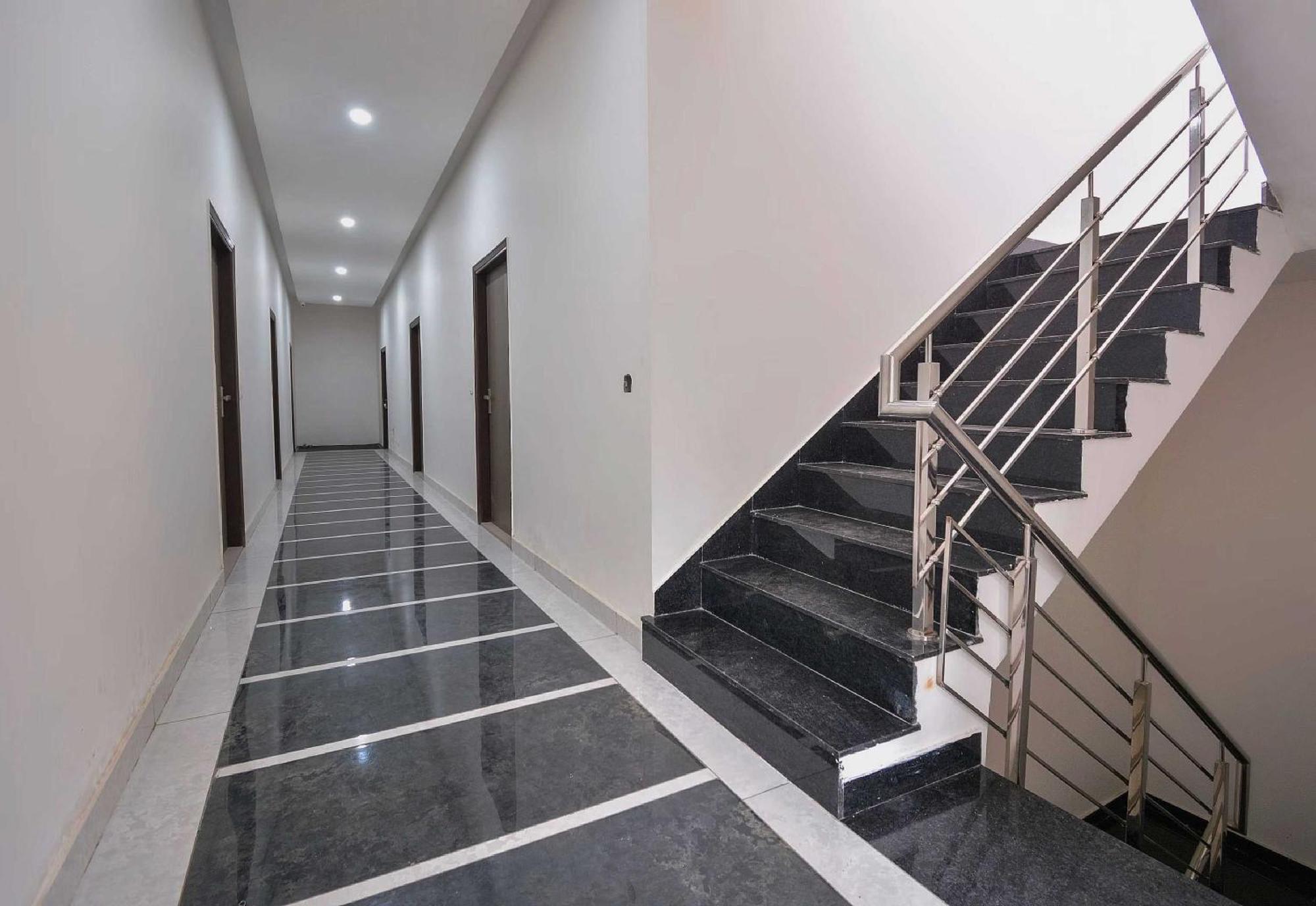Hotel O White Solitaire Ludhiana Esterno foto