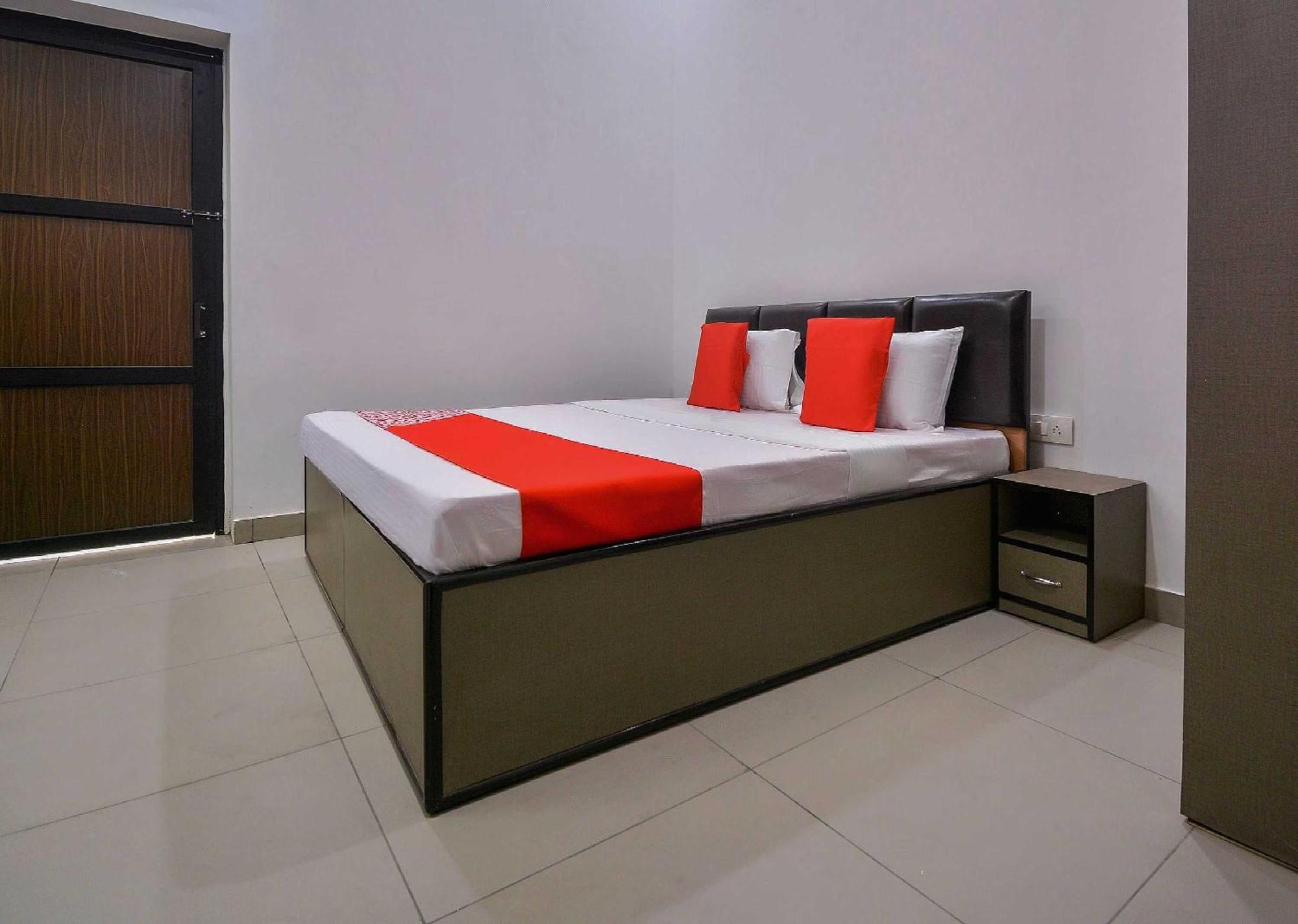 Hotel O White Solitaire Ludhiana Esterno foto
