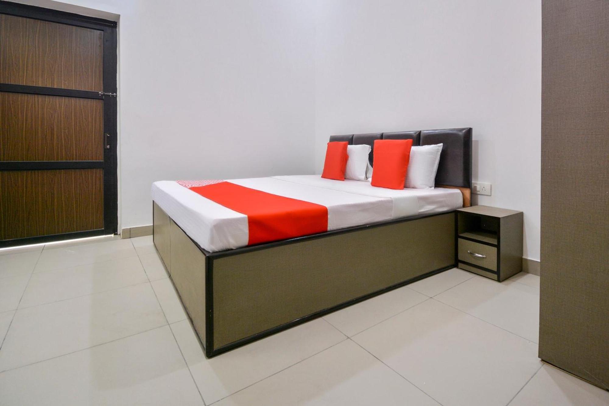 Hotel O White Solitaire Ludhiana Esterno foto